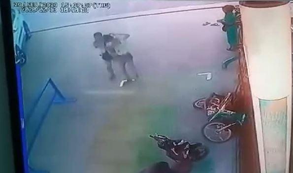 Terekam CCTV, Maling Lari Tunggang-Langgang Dikejar Polisi saat Isi Bensin