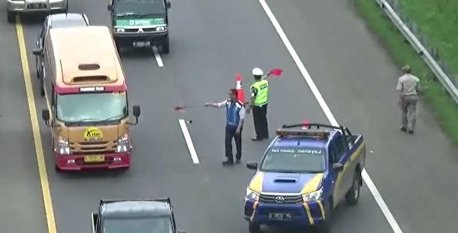 title Dampak Longsor di Tepi Tol Cipularang, Contraflow Diberlakukan di Sekitar KM 118 Dampak Longsor di Tepi Tol Cipularang, Contraflow Diberlakukan di Sekitar KM 118