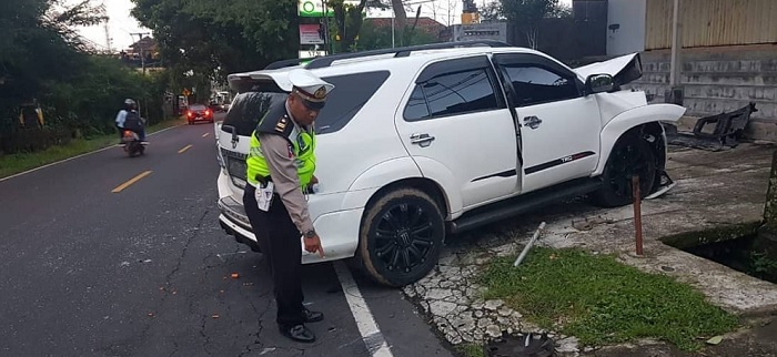 Tabrakan di Tabanan, 2 Mobil Ringsek dan Pengemudi Terluka