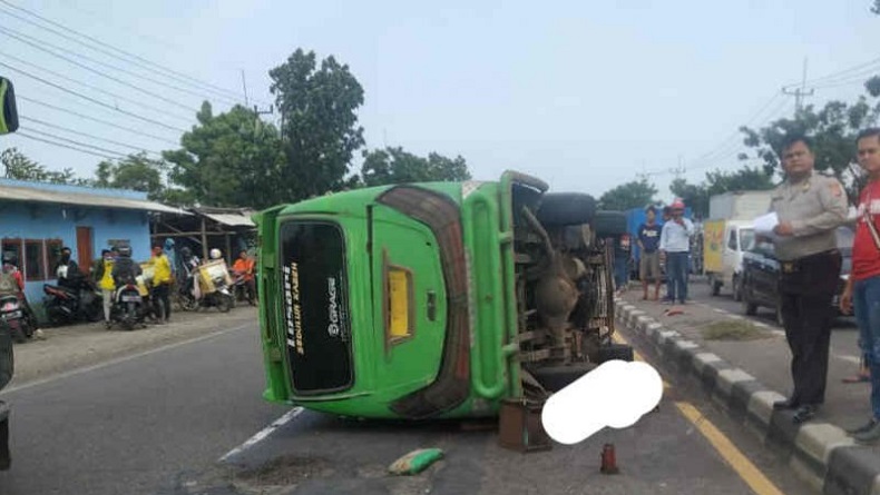 Mobil Elf Terguling di Jalur Pantura Cirebon, 1 Penumpang Tewas Tergencet
