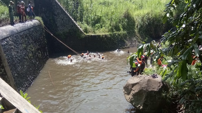 title Kepsek SMPN 1 Turi Sebut Kegiatan Susur Sungai Sempor Didampingi 7 Guru Kepsek SMPN 1 Turi Sebut Kegiatan Susur Sungai Sempor Didampingi 7 Guru