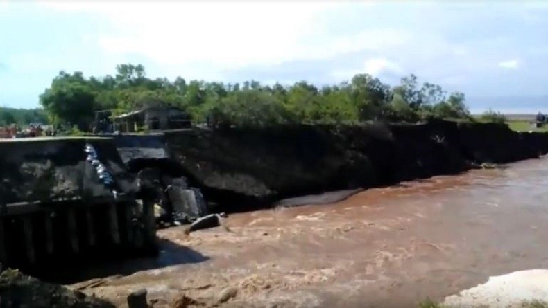 Jembatan Tua Penghubung 2 Desa di Jember Roboh Diterjang Banjir