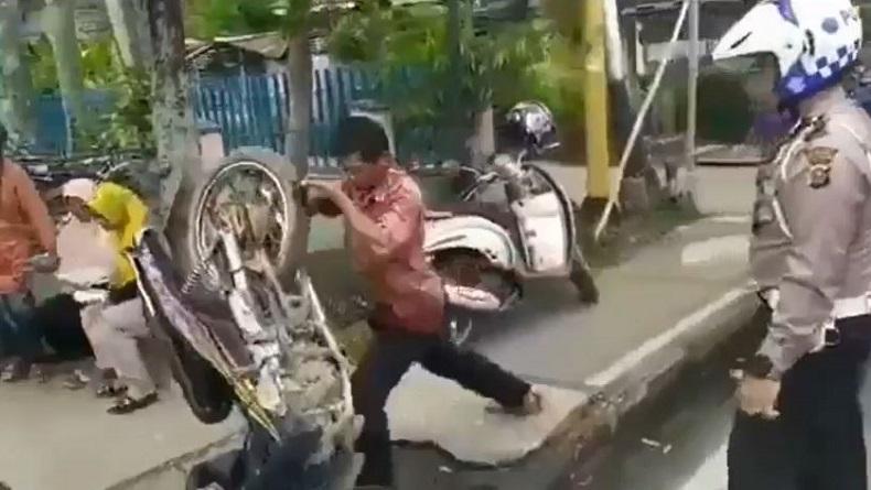 title Viral, Pria di Indragiri Hulu Riau Banting Motor saat Ditilang Polisi Viral, Pria di Indragiri Hulu Riau Banting Motor saat Ditilang Polisi