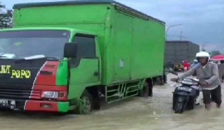 Banjir Bandang Terjang Jalur Pantura Tuban, Arus Lalu Lintas Macet Parah