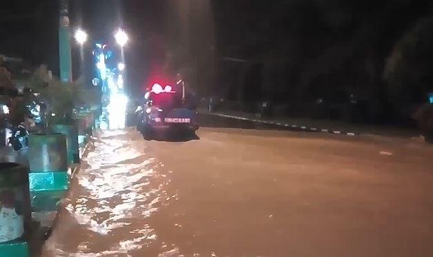 title Banjir Rendam Jalan Protokol di Pamekasan Banjir Rendam Jalan Protokol di Pamekasan