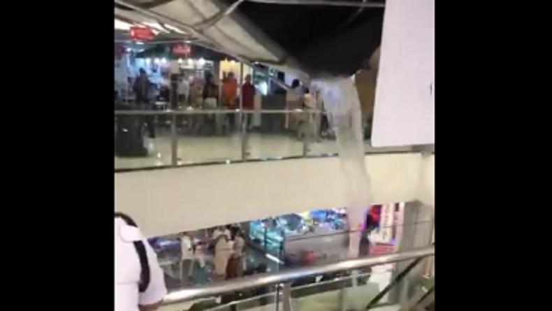 Atap Mall Malioboro Yogyakarta Ambrol, Pengunjung Histeris