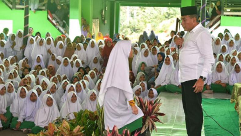 Edy Rahmayadi Janjikan Umrah Santri Berprestasi di Ponpes Musthafawiyah Purba Baru