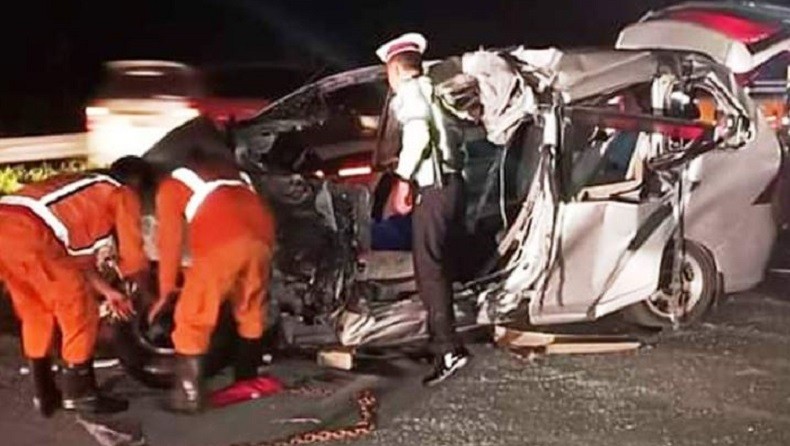 Minibus Tabrak Truk Trailer dari Belakang di Tol Nganjuk-Madiun, 2 Orang Tewas di Tempat