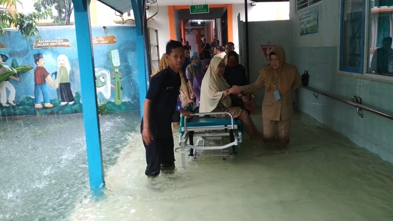 Ruang Rawat Inap Kebanjiran, Puluhan Pasien RSUD Kraton Pekalongan Dievakuasi