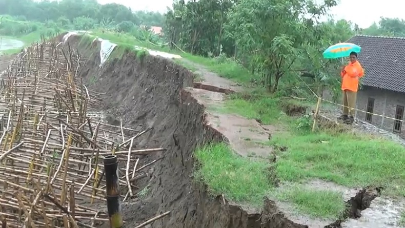 Tanggul Sungai Bodri Kendal Longsor, Rumah Warga Terancam Banjir