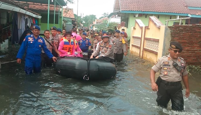 Kunjungi Pengungsi Banjir di Pekalongan, Kapolda Jateng: Tetap Jaga Kesehatan