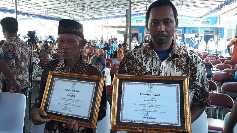 Kodir dan  Sudiro, 2 Penyelamat Siswa SMPN 1 Turi Terima Penghargaan dari Kemensos