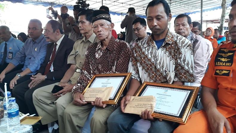 Kisah Kakek Sudiro Selamatkan Siswa SMPN 1 Turi hingga Kaki Terjepit Batu Sungai