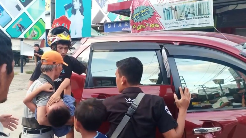 title Asyik Main Petak Umpet, Bocah di Kendari Terlindas Mobil Asyik Main Petak Umpet, Bocah di Kendari Terlindas Mobil
