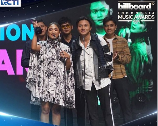 Marion Jola dan Andmesh Kamaleng Raih Piala Perdana Billboard Indonesia Music Awards 2020