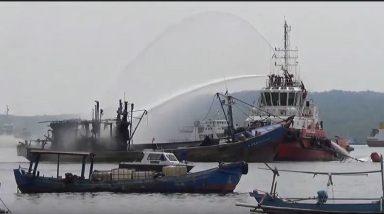 Kapal Pengangkut Ikan Terbakar di Selat Bali, 2 ABK Selamat usai Terjun ke Laut