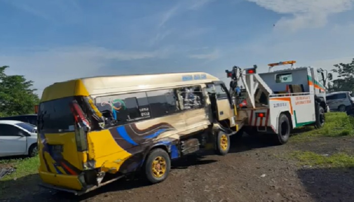 Kecelakaan di Tol Cipali KM 99, Minibus Diseruduk Truk Sebabkan 1 Orang Tewas