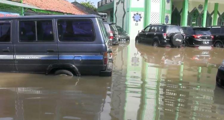 Banjir Hari Ini Masih Rendam Perumahan Mewah di Bekasi, Puluhan Mobil Terendam