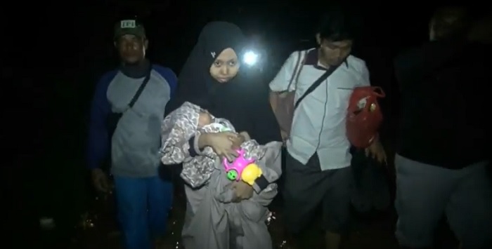 Banjir di Karawang, Ibu dan Bayi Dievakuasi Pakai Perahu Malam Hari
