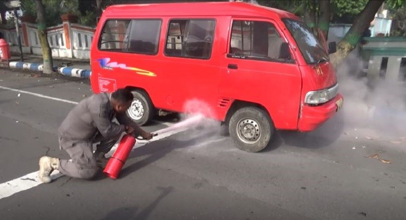 Angkot Berisi Pelajar Tiba-Tiba Terbakar di Jombang Diduga akibat Korsleting