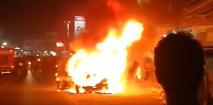 Ditinggal Pemilik Makan Malam, Mobil Mercy di Batubara Hangus Terbakar