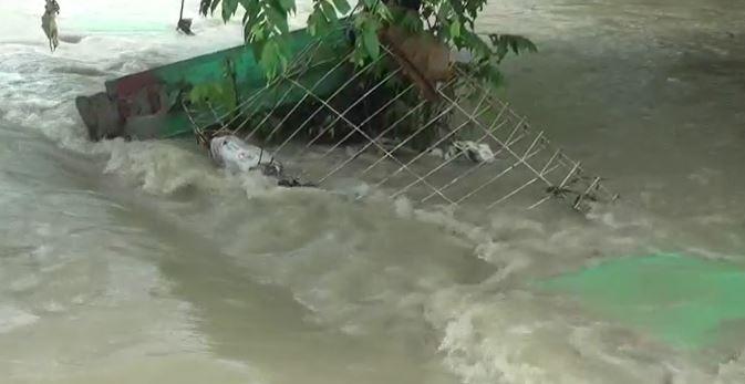 Siswa SDN Pantai Bahagia Bekasi Sedang Tak Bahagia, Kelas Tergenang Air dan Pagar Ambruk