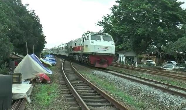 Banjir di Bekasi, Ratusan Warga Mengungsi di Pinggir Rel