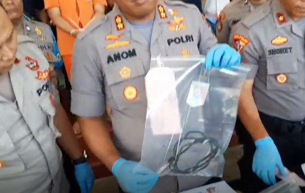 title Ini Alat yang Dipakai Budi Masukkan Delis ke Gorong-Gorong Ini Alat yang Dipakai Budi Masukkan Delis ke Gorong-Gorong