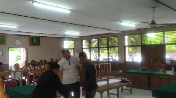 title Beli Hashish via Penjual Online, Turis Rusia Didakwa di PN Denpasar Beli Hashish via Penjual Online, Turis Rusia Didakwa di PN Denpasar