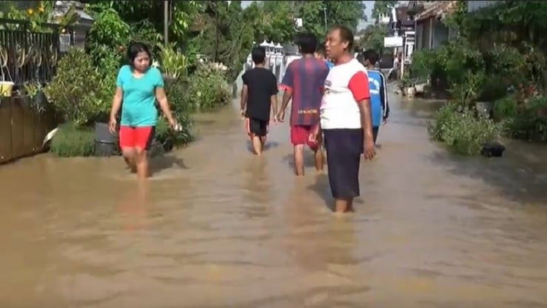 Tanggul Sungai Jenes di Ponorogo Jebol, Banjir Rendam Permukiman dan Jalan Desa