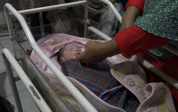 Warga Seberang Ulu Palembang Temukan Bayi di Tangga Rumah, Diduga Dibuang Orang Tua