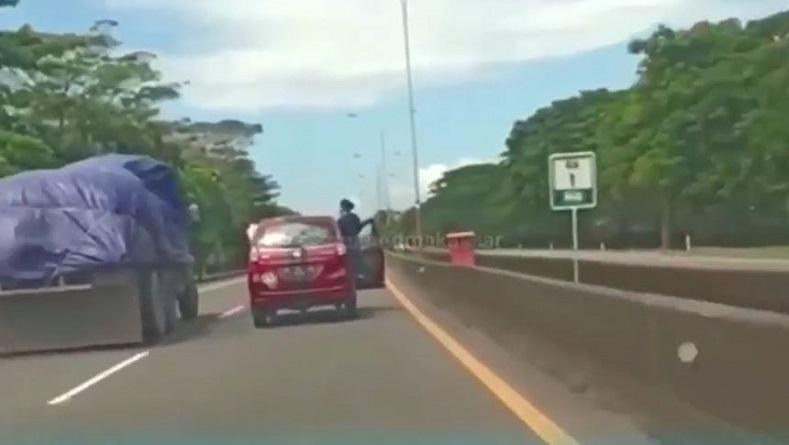 title Viral, Atraksi Pengemudi Mobil di Jalan Tol Makassar Bikin Polisi Geleng-Geleng Kepala Viral, Atraksi Pengemudi Mobil di Jalan Tol Makassar Bikin Polisi Geleng-Geleng Kepala
