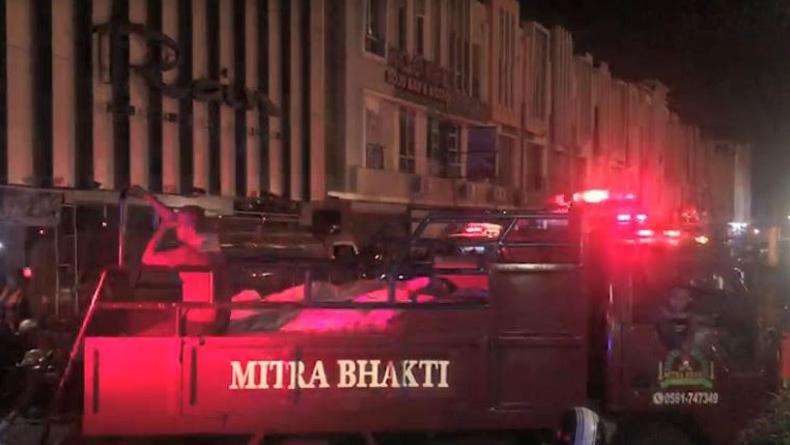 Kebakaran Tempat Karaoke di Pontianak, Asap Hitam Pekat Mengepul di Atas Gedung