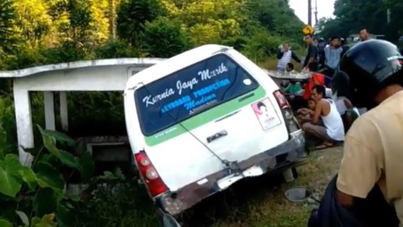 Diduga Sopir Mengantuk, Minibus Travel Tabrak Makam di Hajoran Tapanuli Tengah
