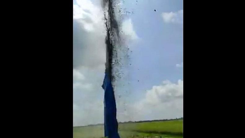 Gali Sumur, Warga Purwodadi Dikagetkan Semburan Lumpur dan Batu Setinggi 20 Meter