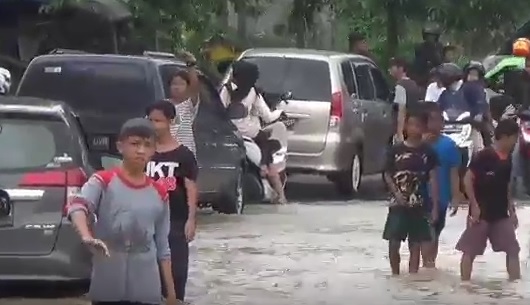 Banjir di Bogor Rendam Ratusan Rumah, Aktivitas Warga Terganggu
