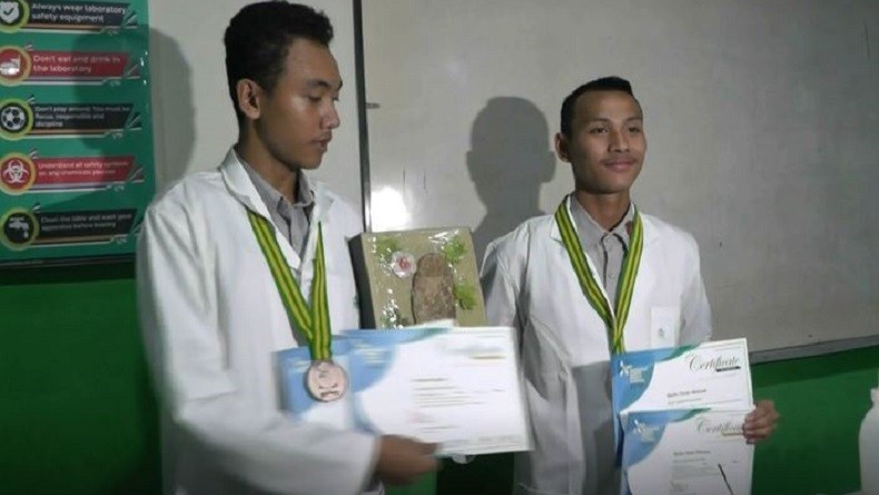 2 Siswa SMA di Sumsel Temukan Sandal Anti Bakteri Berbahan Limbah Enceng Gondok