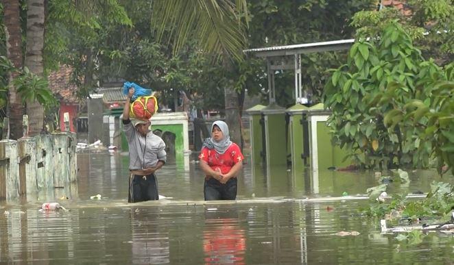 Baru Sehari Surut, Ratusan Rumah di Teluk Jambe Karawang Kembali Terendam Banjir