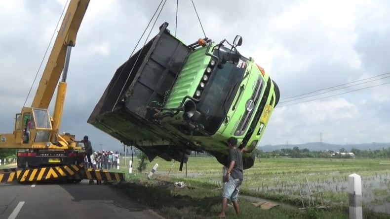 Tronton Terguling Sulit Dievakuasi, Alat Berat dari Semarang Diturunkan