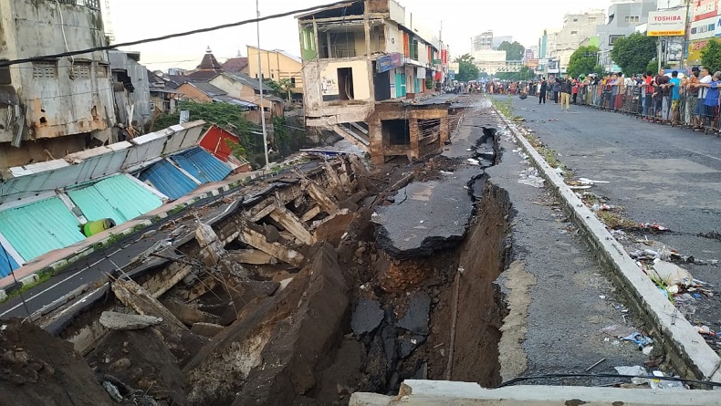 9 Ruko Ambruk, Polisi Tutup Sementara Jalan Raya Sultan Agung Jember