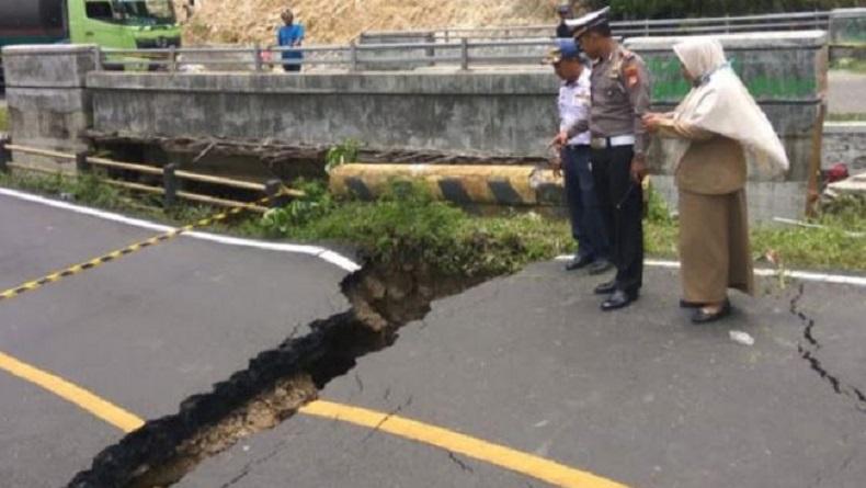 Jembatan Salu Dollok Enrekang Ambles, Polisi Tutup Akses Lalu Lintas