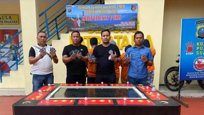 title Asyik Main Judi Ketangkasan, 8 Orang di Medan Maimun Diamankan Polisi Asyik Main Judi Ketangkasan, 8 Orang di Medan Maimun Diamankan Polisi
