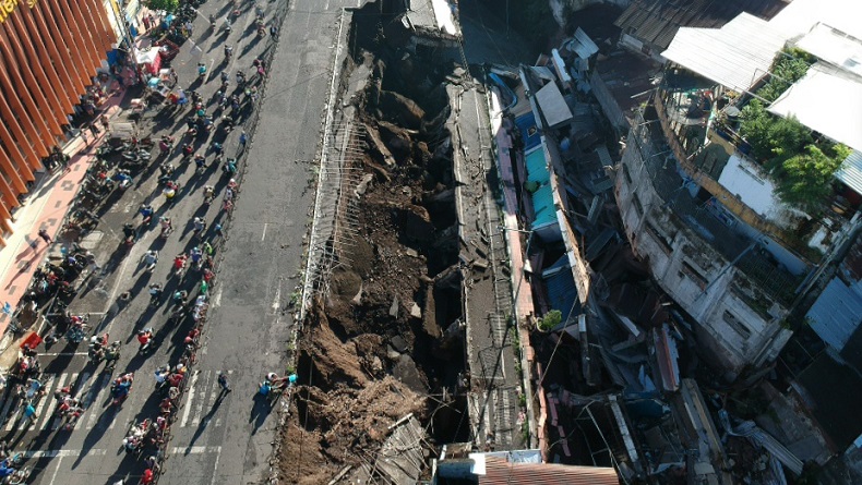 title 9 Ruko Ambles di Jember, Retakan Tanah Sudah Ditemukan sejak Februari 2019 9 Ruko Ambles di Jember, Retakan Tanah Sudah Ditemukan sejak Februari 2019