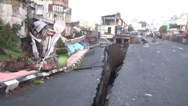 title 7 Ruko di Jember Roboh Diterjang Arus Kali Jompo, Jalan Sultan Agung Terbelah Dua 7 Ruko di Jember Roboh Diterjang Arus Kali Jompo, Jalan Sultan Agung Terbelah Dua