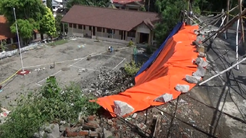 Talud Sepanjang 24 Meter Longsor, Nyaris Timpa Ruang Kelas SD di Semarang