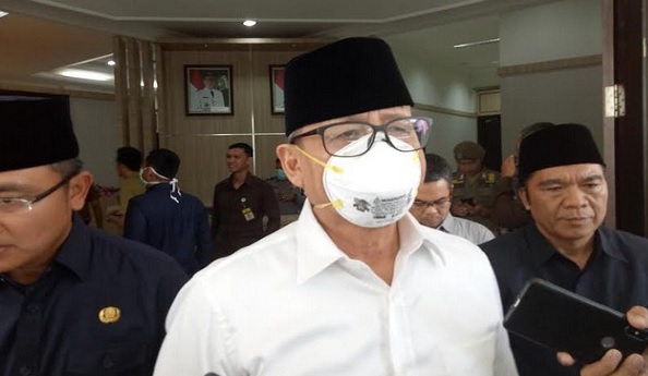 Antisipasi Korona, Gubernur Banten Wahidin Pakai Masker saat Lantik Pejabat