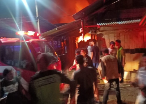 title Pasar Baru Tuban Terbakar, 5 Mobil Damkar Dikerahkan Pasar Baru Tuban Terbakar, 5 Mobil Damkar Dikerahkan