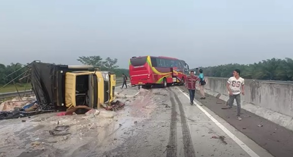title Bus Tabrak Truk di Tol Medan Arah Tebingtinggi, 1 Tewas dan 6 Luka Bus Tabrak Truk di Tol Medan Arah Tebingtinggi, 1 Tewas dan 6 Luka