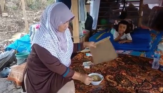 Belum Dapat Bantuan, Korban Banjir Bandang di Lebak Tidur di Kandang Kambing