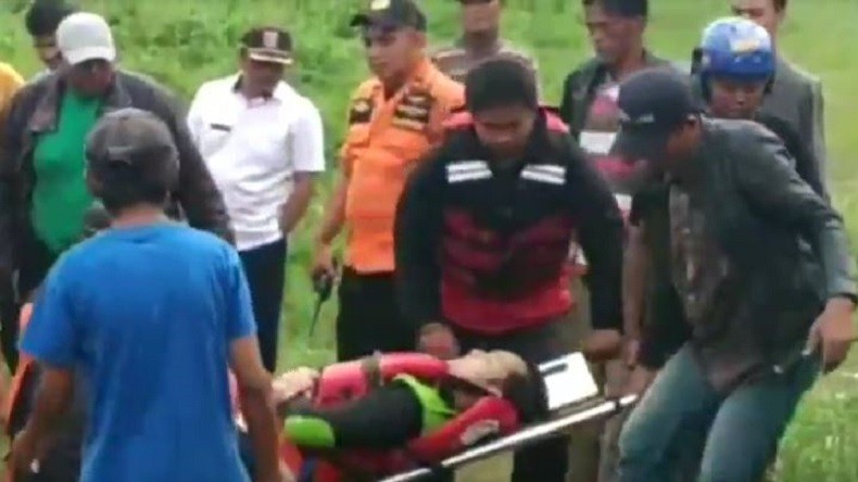 Pencarian 2 Santri yang Hanyut di Malang, 2 Relawan Terlempar dari Perahu dan Luka-Luka